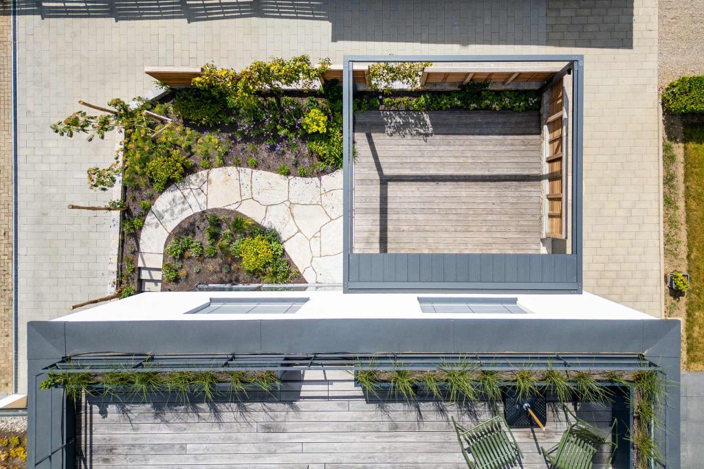 Gartenplanung und Terrassenbau für kleinen Familiengarten in Freiburg.