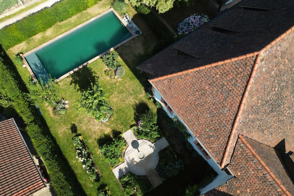 Gartenplanung und Gestaltung am historischen Wohnhaus in Waldkirch-Buchholz mit Pool.